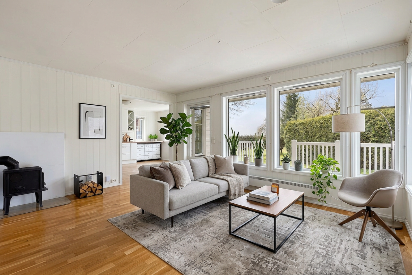 Stuen har lyse overflater og tilkomst til kjøkken og veranda. Egen vedovn.
Bildet redigert med KI og det tas forbehold om eventuelle feil, både når det gjelder møblering og lyssetting/solforhold i foto. Galleribilde