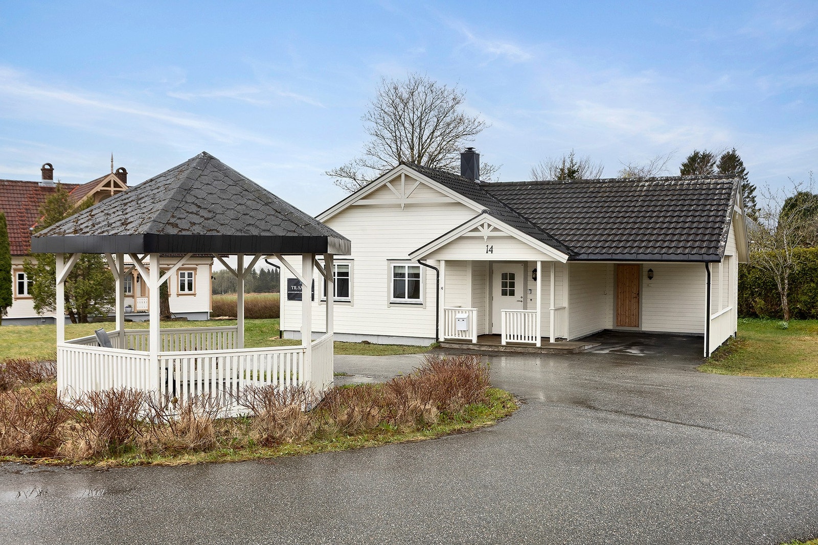 Boligen har tilkomst via felles rundkjøring, med et felles lysthus. Galleribilde