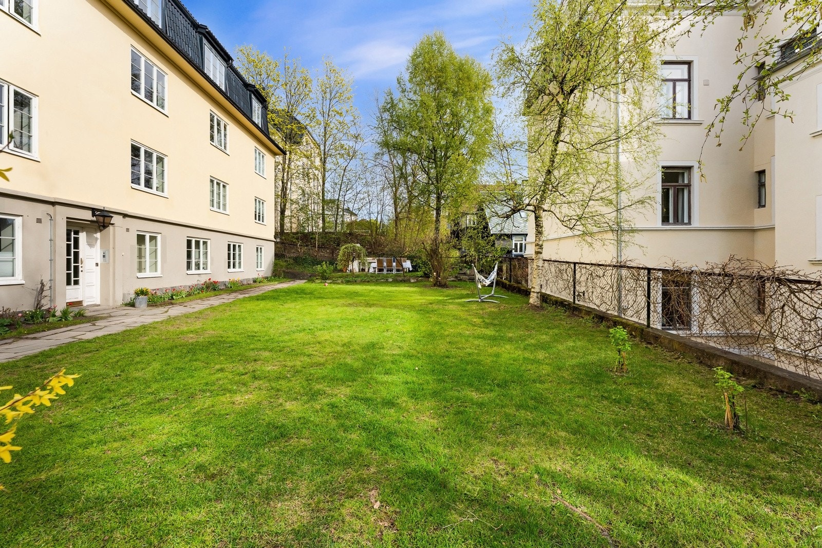 Her er det masevis av grøntareal som kun kan benyttes av sameiet. Det er også opparbeidet blomsterbed og kasser for dyrking av urter og bær. Galleribilde