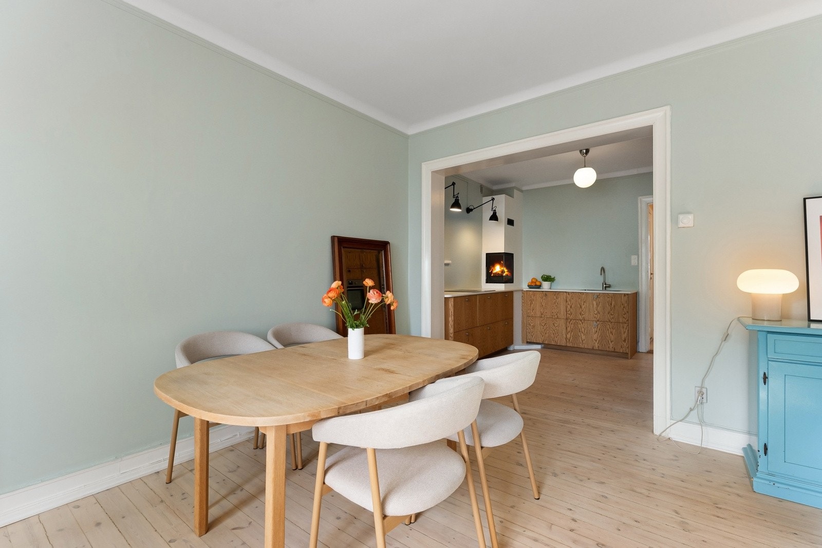 Videre inn fra stuen finner man et nydelig snekkerbygget kjøkken med peis. Galleribilde