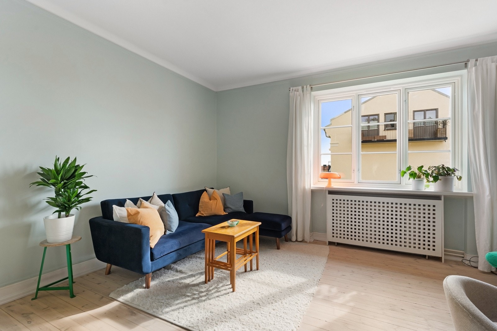 Nåværende eier har en koselig sofagruppe i hjørnet, men her kan det enkelt innredes etter ønsket behov. Galleribilde