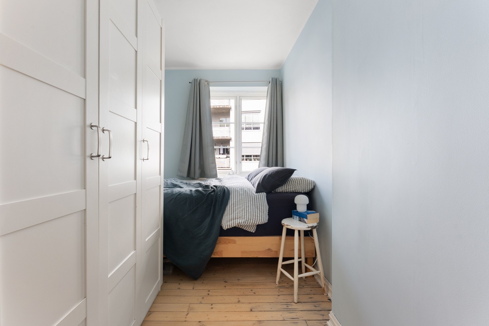 Soverom II har også plass til en dobbelseng og praktisk garderobe. Galleribilde