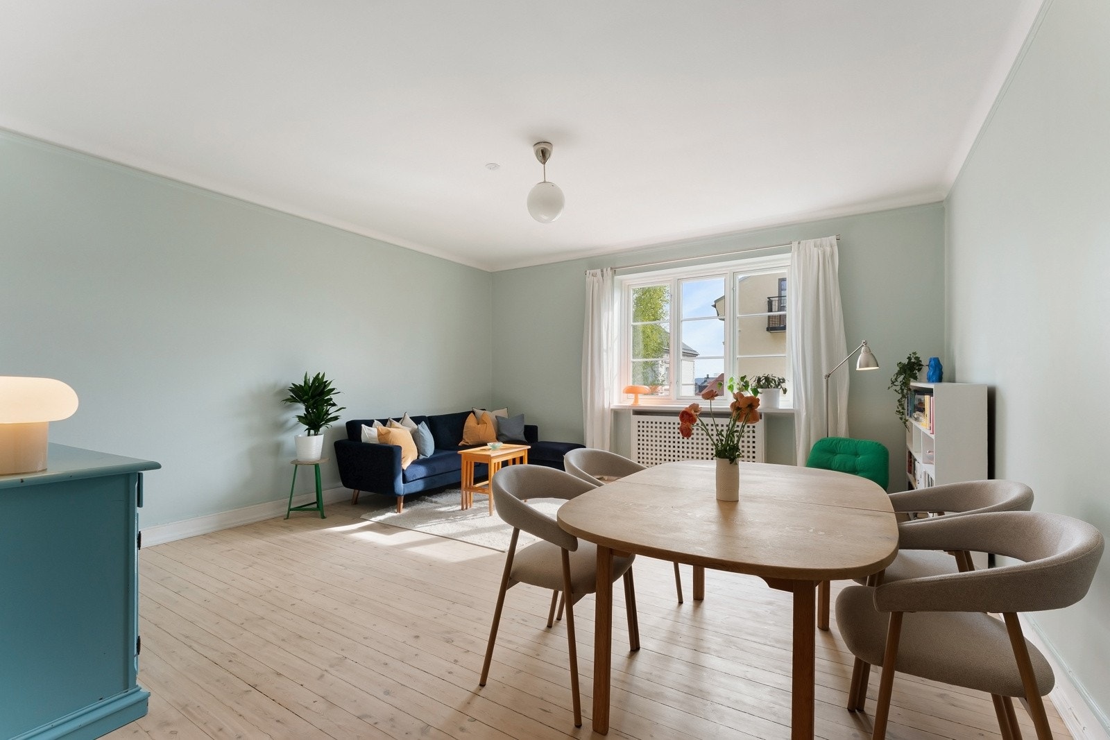 Stuen er av god størrelse med god plass til sofa og spisegruppe. Galleribilde
