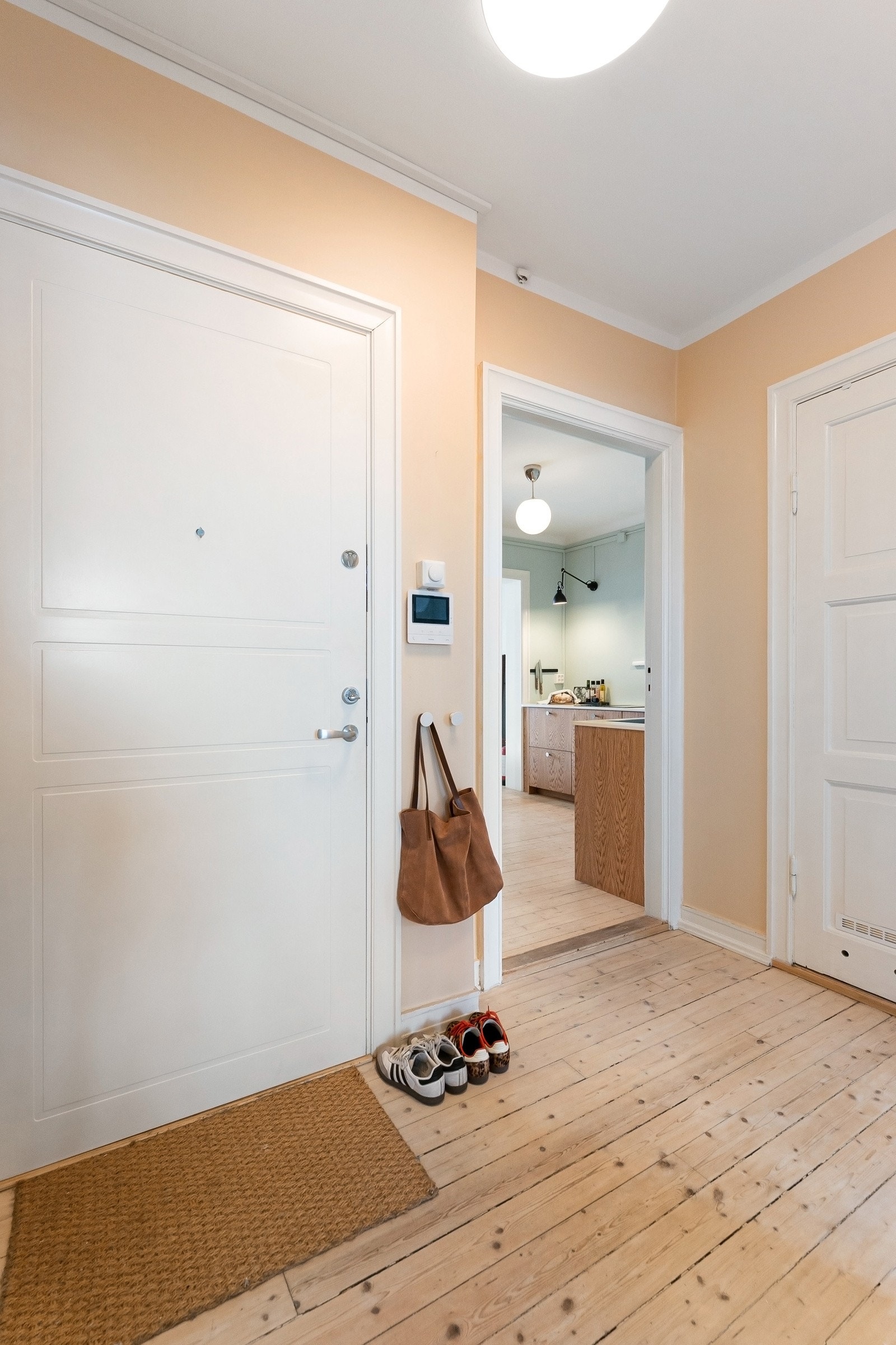Du ønskes velkommen inn til en praktisk og innbydende entré som enkelt tar deg inn til resten av boligen. Galleribilde