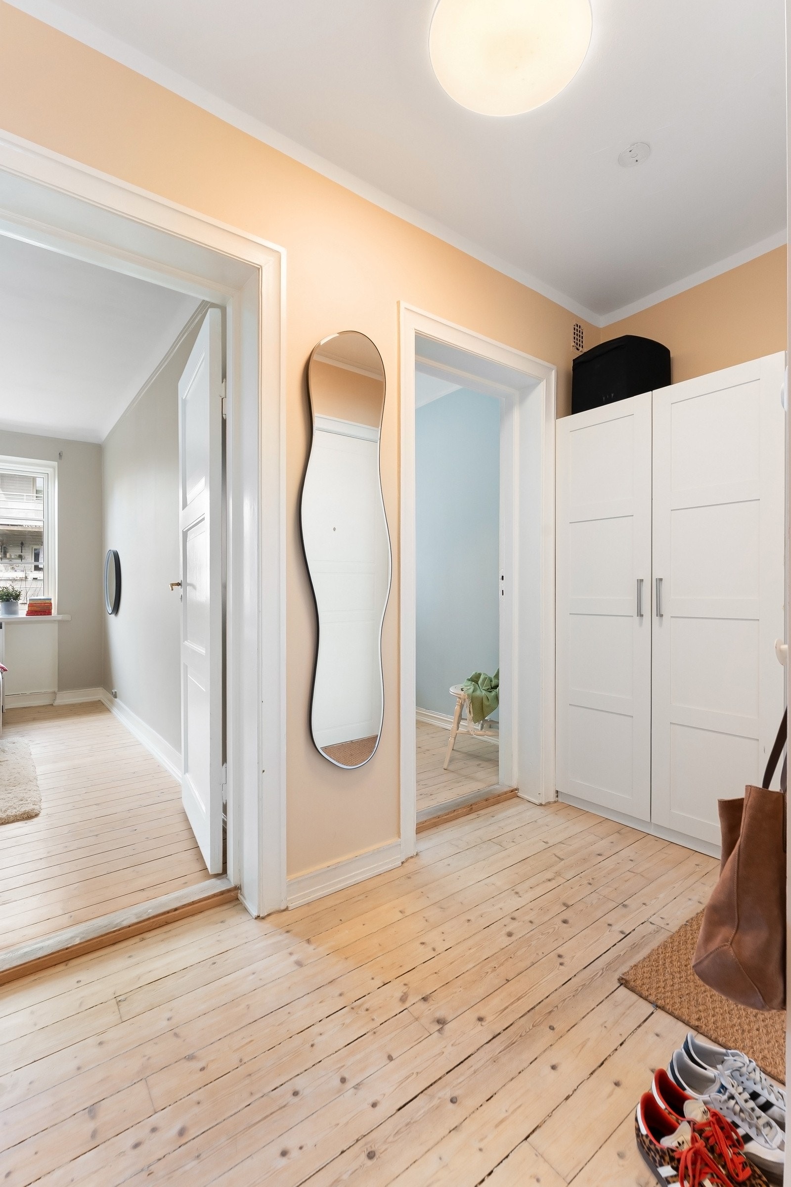 Fra entréen er det adkomst til boligens to soverom. Galleribilde