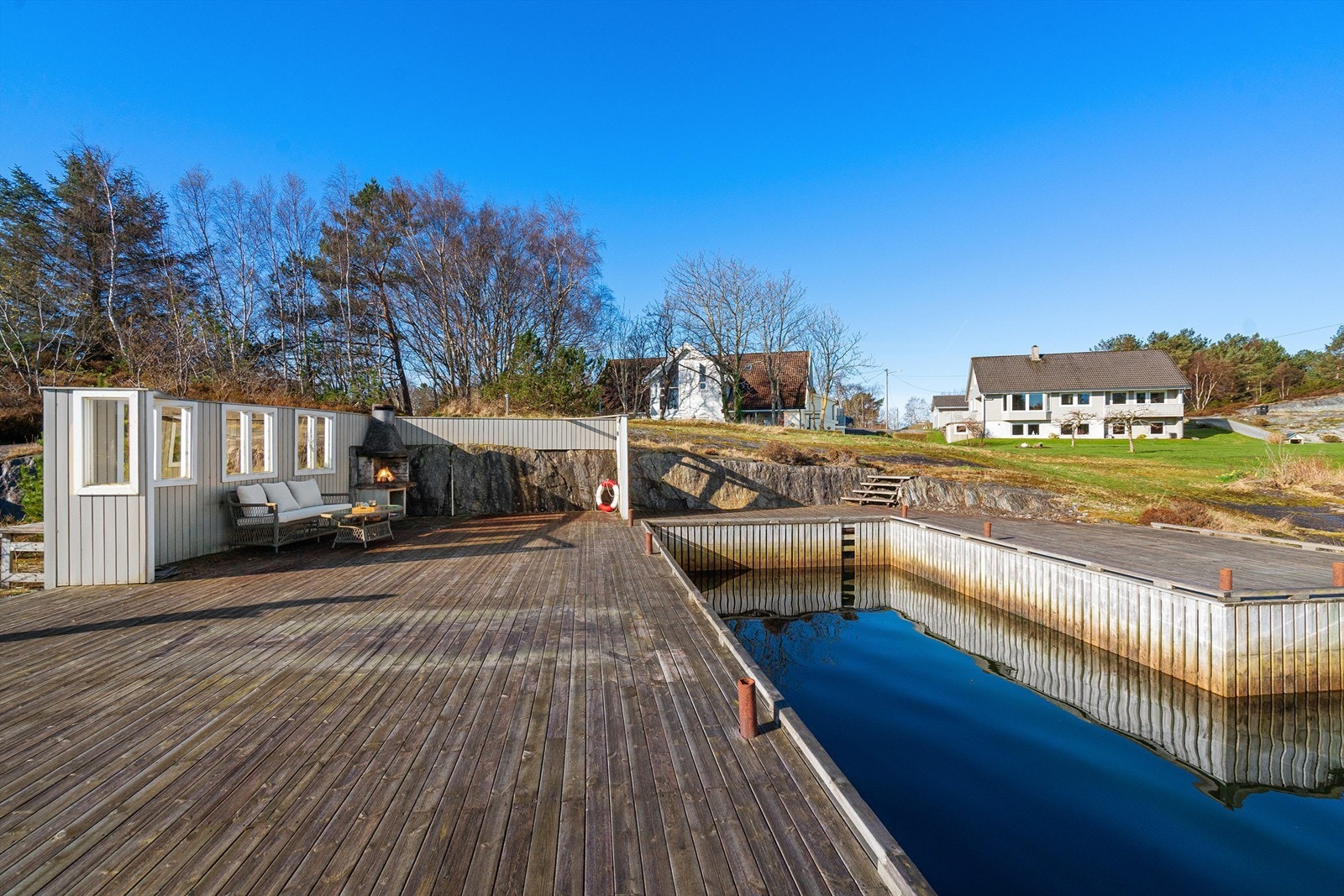 Nede ved sjøen får du et helt privat bryggeanlegg, så her er sommergleden sikret! Galleribilde