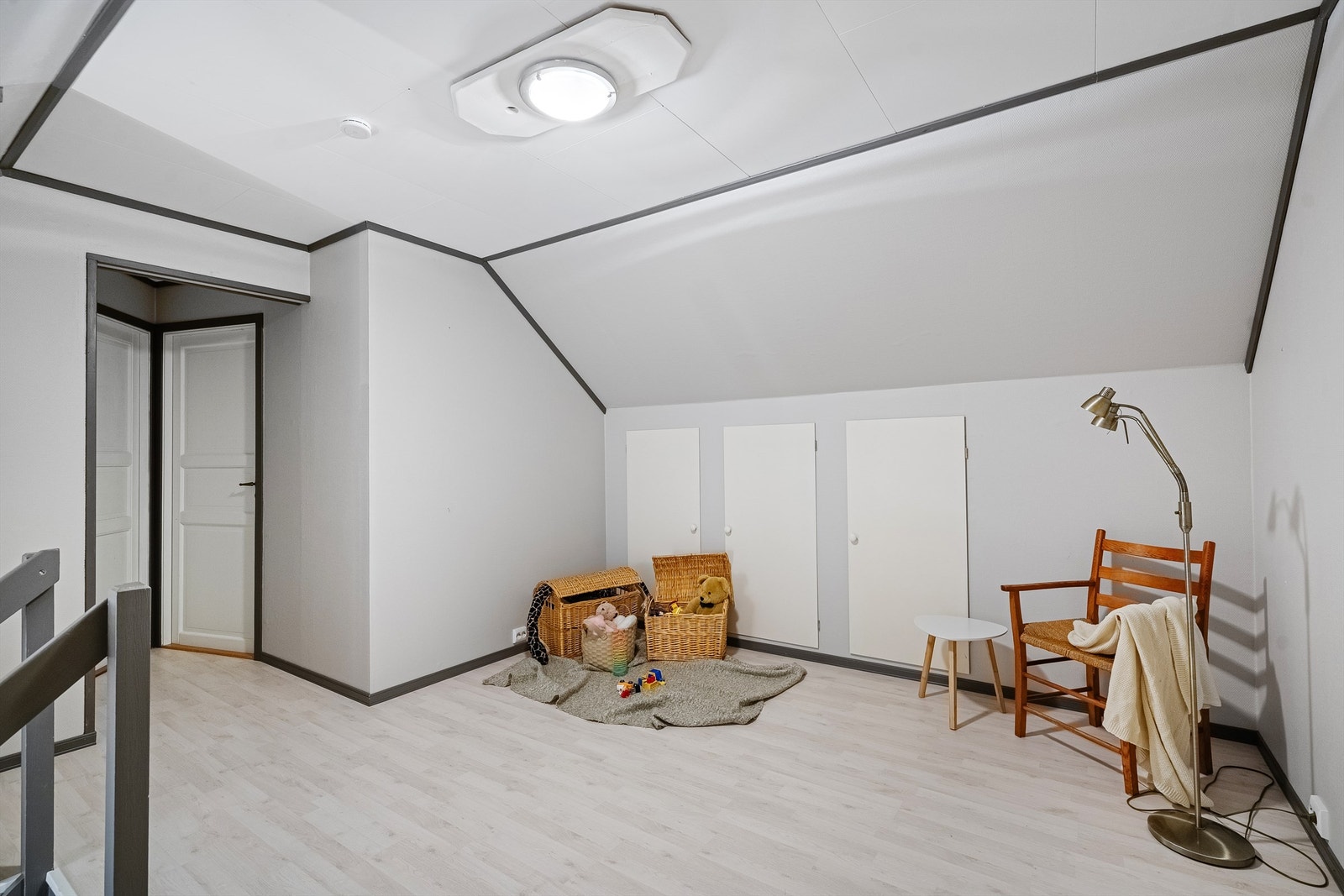 Loftsetasjen er innredet i ettertid. Det foreligger ikke dokumentasjon på at bruksendringen er byggemeldt og godkjent. Galleribilde