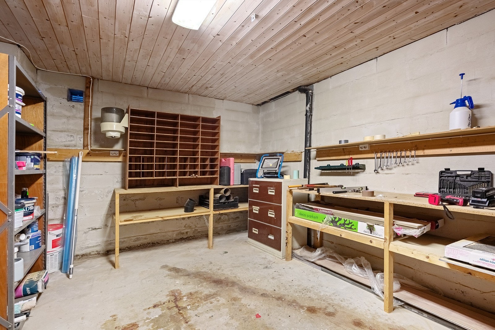 I underetasjen er det også et romslig verksted med god plass for hobbyaktiviteter. Galleribilde