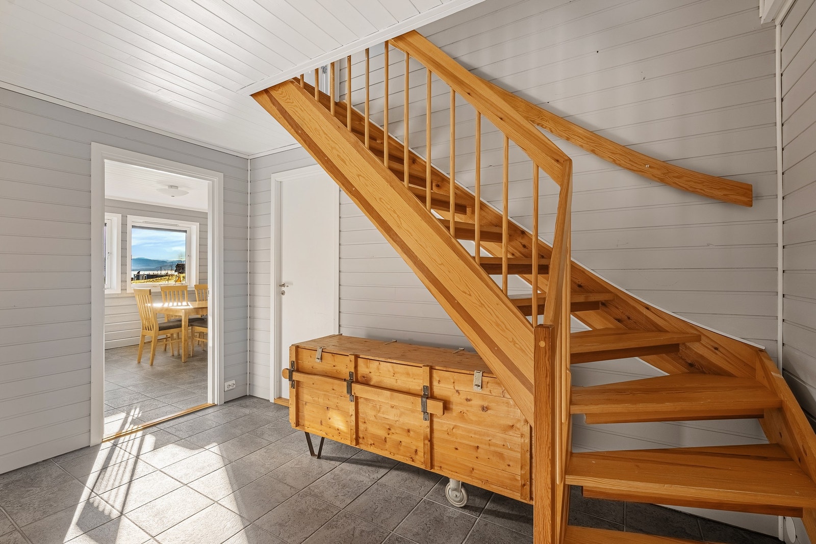 Trappen ned til underetasjen. Denne etasjen ble innredet i 2001 og fungerer som en egen enhet. Galleribilde