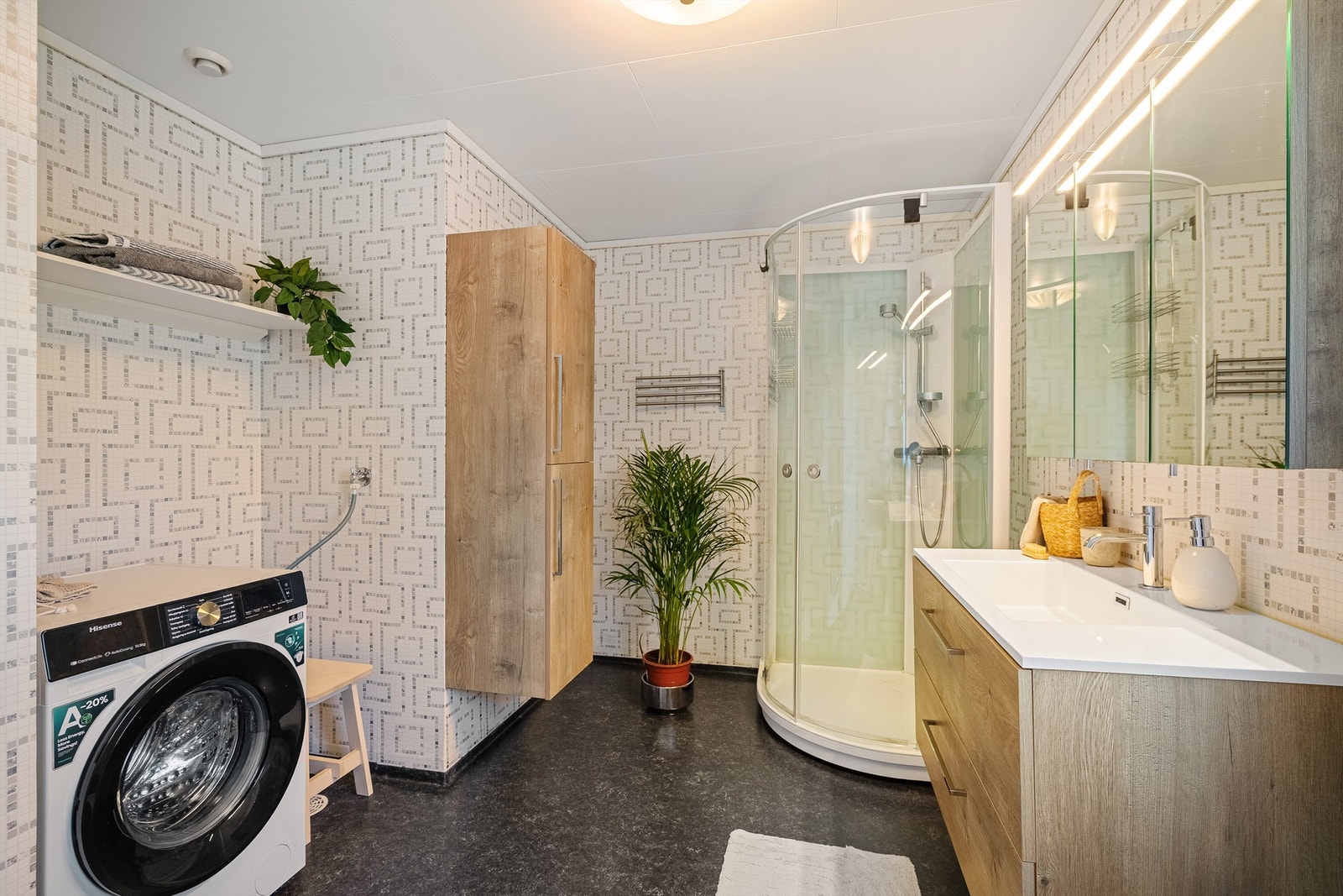 Badet i første etasje er fra 2011 og har gulvvarme, dusjkabinett og opplegg for vaskemaskin. Galleribilde