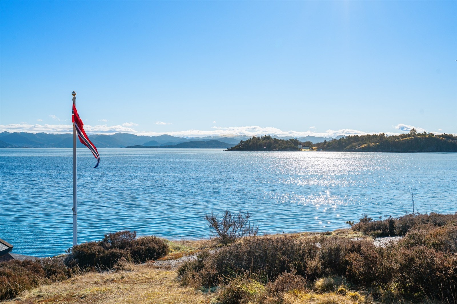 Fra "Badeodden" er det en vidstrakt utsikt over fjorden og landskapet rundt. Galleribilde