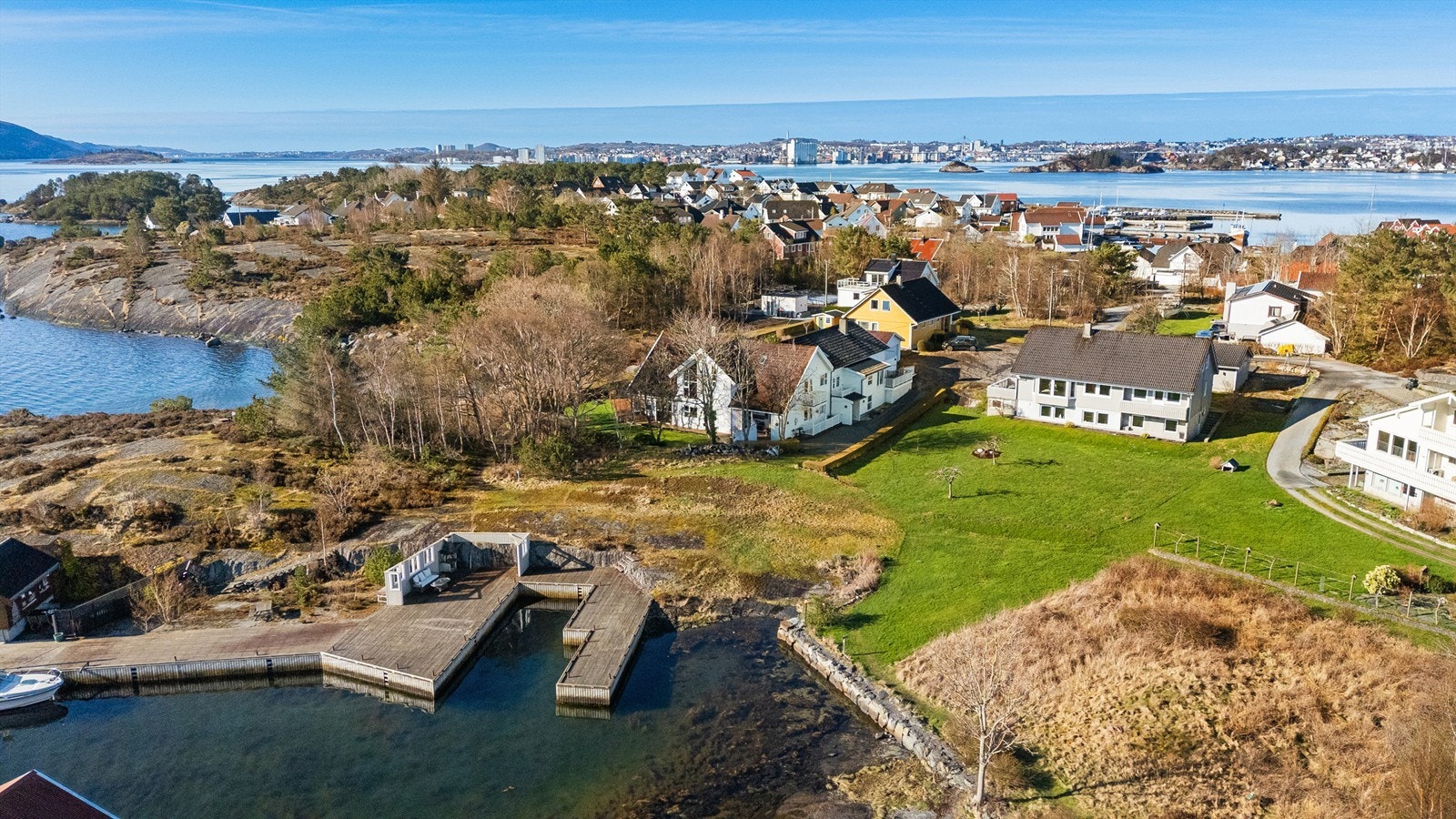 Eiendommen ligger skjermet til, med god avstand til naboer. Foto: Hanne Tolleshaug Galleribilde