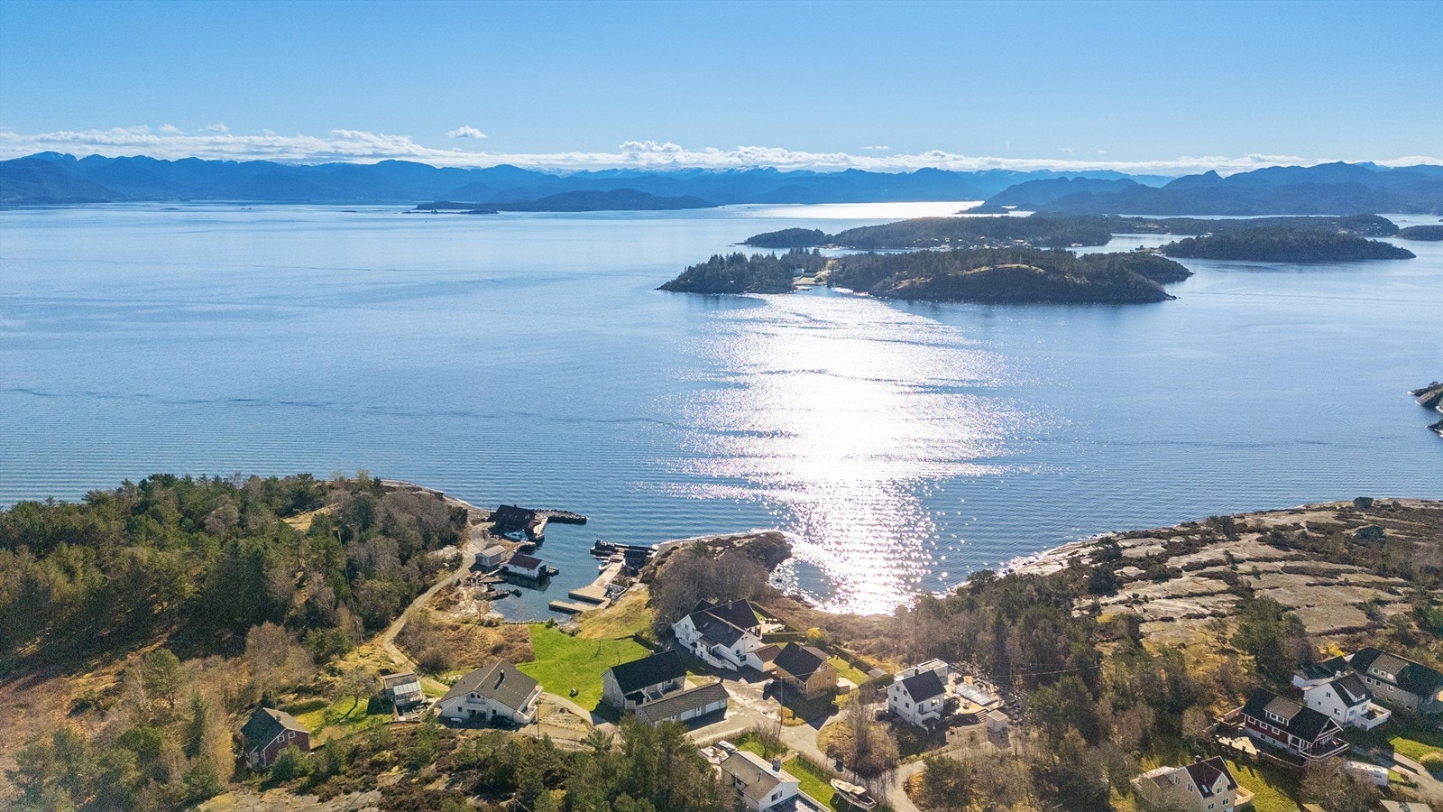 Luftfoto som viser eiendommens plassering i det vakre kystlandskapet. Her ser man også Lindøy rett over sundet Galleribilde