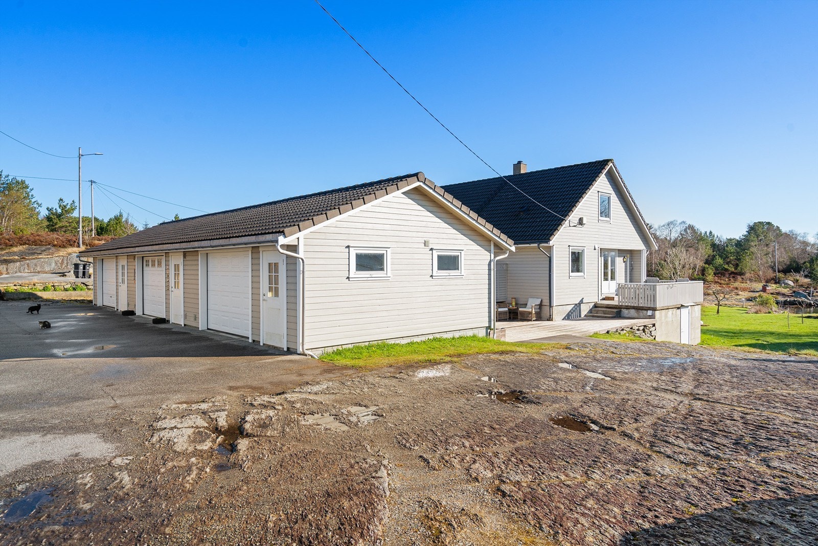 Garasjen står på eget bruksnummer og det blir etablert et realsameie for de tre enhetene. Den nærmeste følger boligen. Galleribilde