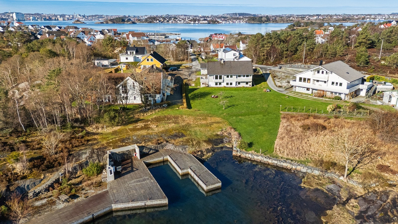 Eiendommen sett i en større sammenheng, med utsikt mot fastlandet - Stavanger nås på ca 10 minutter med båt Galleribilde