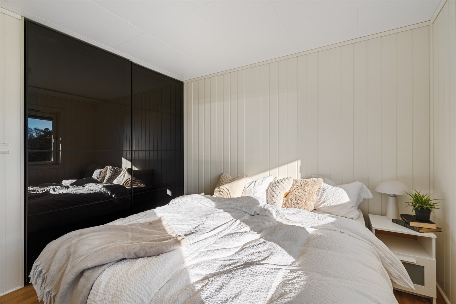 Rommet har en stor skyvedørsgarderobe med speilfronter som gir rikelig med oppbevaringsplass. Galleribilde