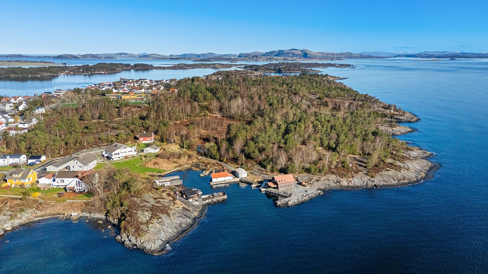 Nærområdet er preget av skog, svaberg og sjø. Galleribilde