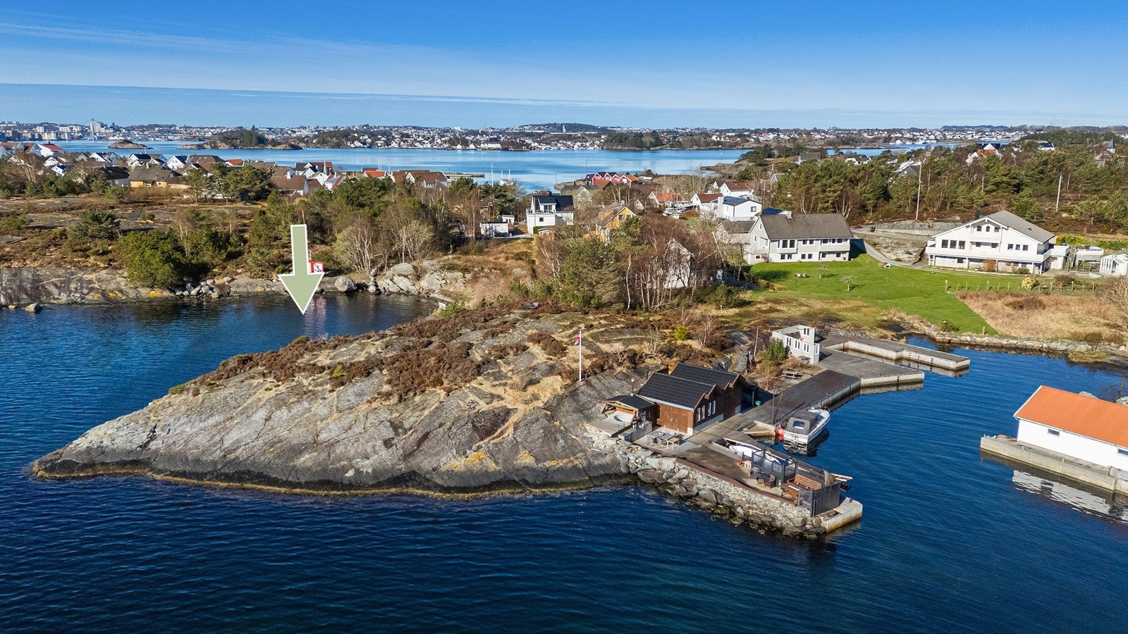Nesten hele odden med svaberg midt i bildet kan medfølge (se pilen) Galleribilde