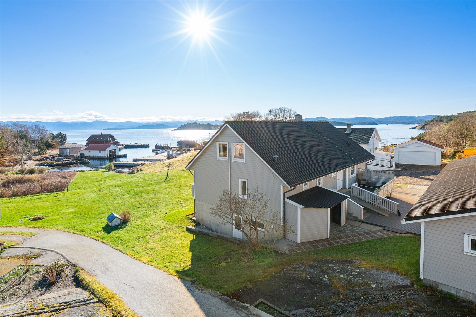 En oversikt over eiendommen som viser boligen, garasjen og de store uteområdene. Galleribilde