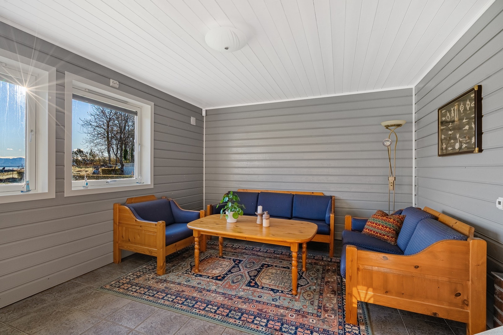 Den andre delen av kjellerstuen, med god plass til en sofagruppe. Galleribilde