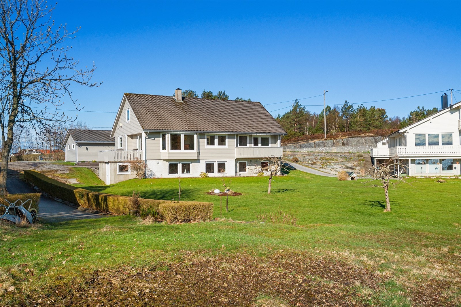 Eneboligen går over tre plan og ble oppført i 1989. Eiendommen ligger på en lett skrånende tomt med pent opparbeidet hage og flere uteplasser. Galleribilde