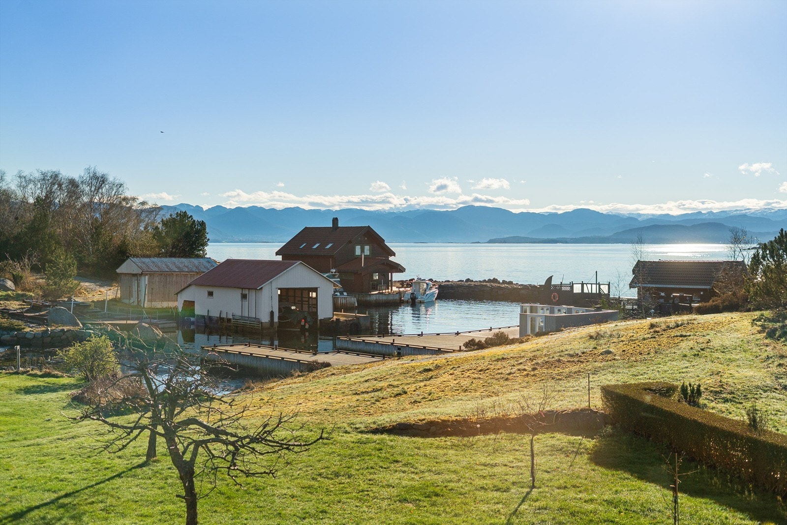 Eiendommen har en flott beliggenhet i et vakkert og rolig område med sjøutsikt og kort vei til et vernet naturområde. Galleribilde