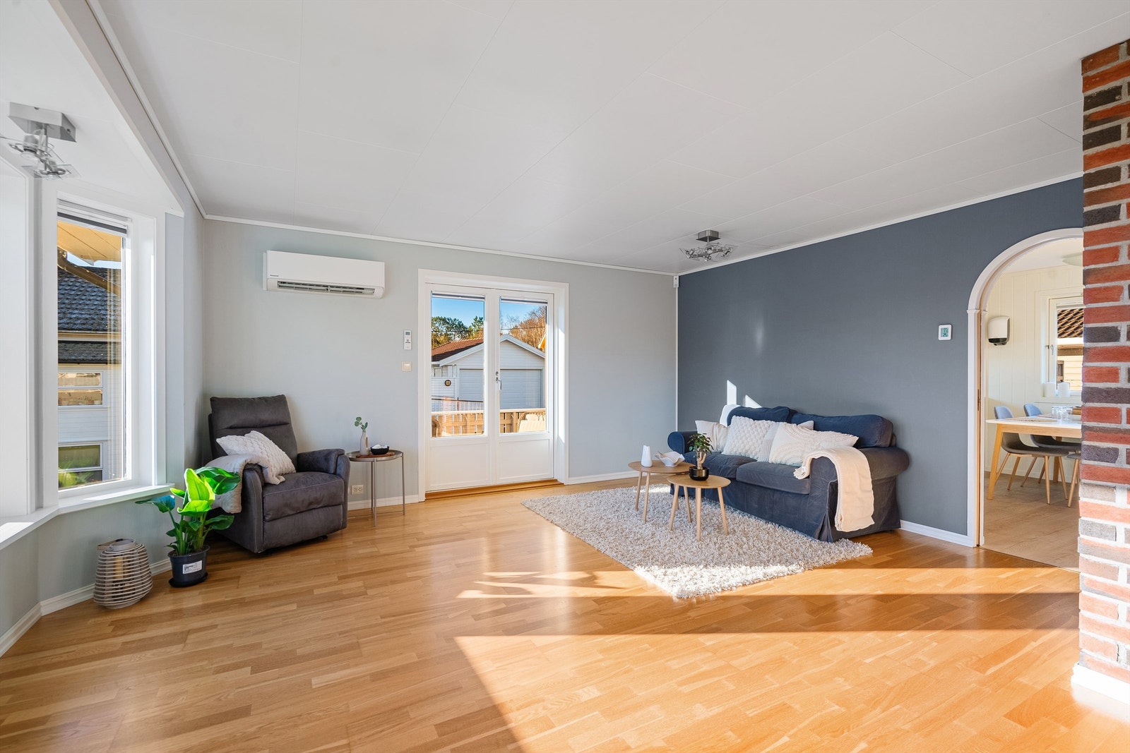 Fra stuen er det direkte utgang til en av boligens mange uteplasser. Galleribilde