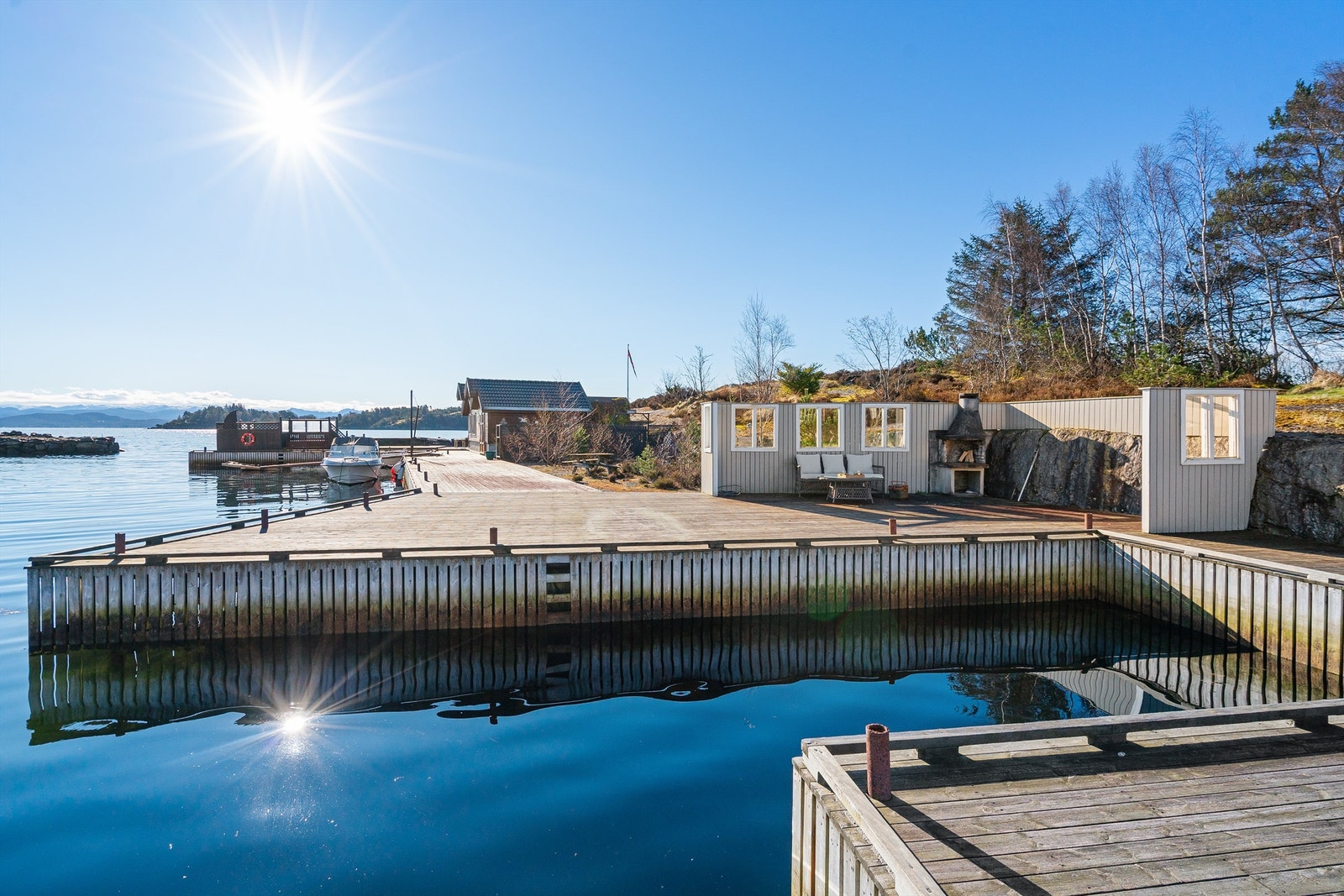 Bryggeanlegget gir gode muligheter for båtliv og bading. Foto: Hanne Tolleshaug Galleribilde