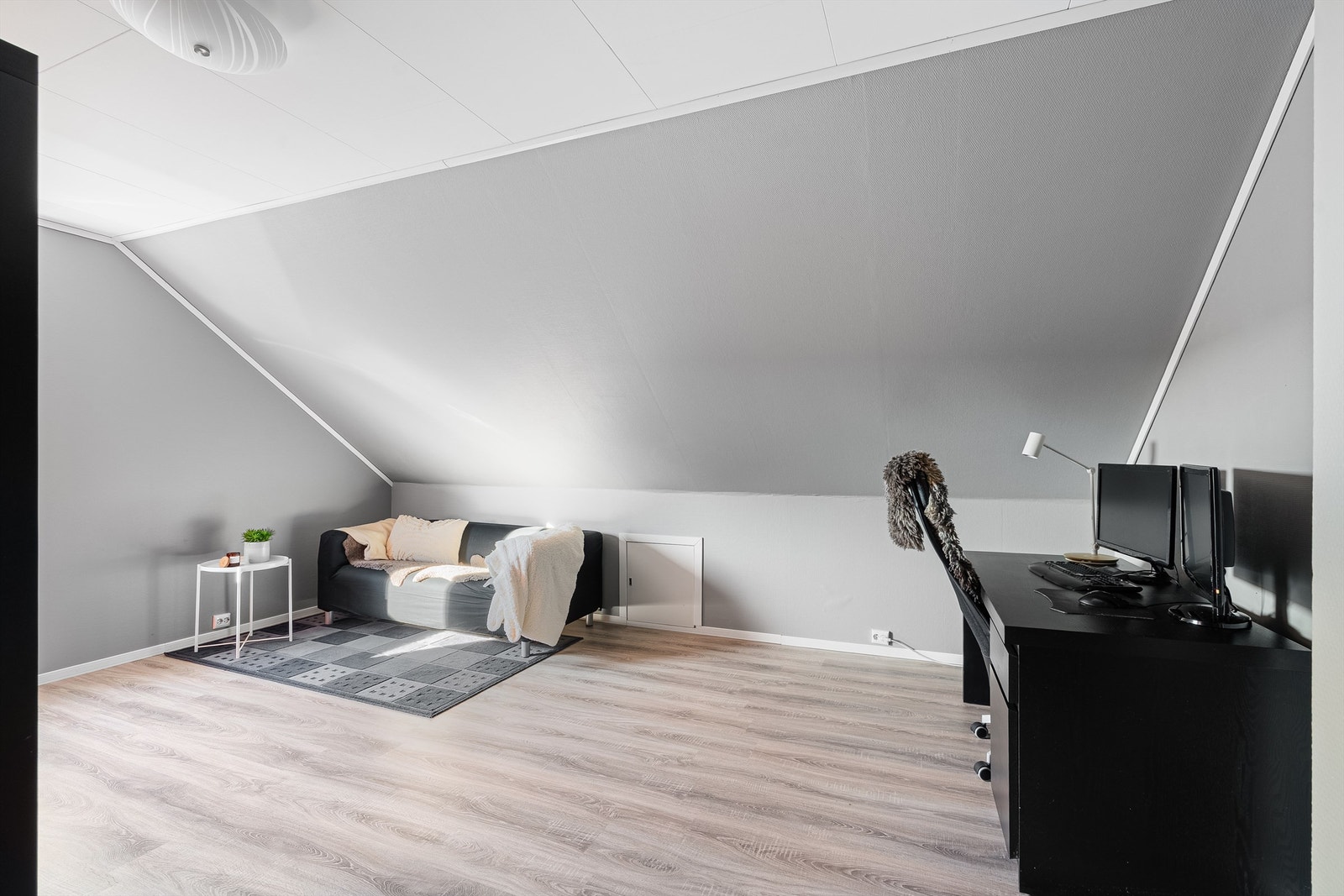 Et av de innredede rommene på loftet. Her er det laminatgulv og god plass til både sove- og arbeidsdel. Galleribilde
