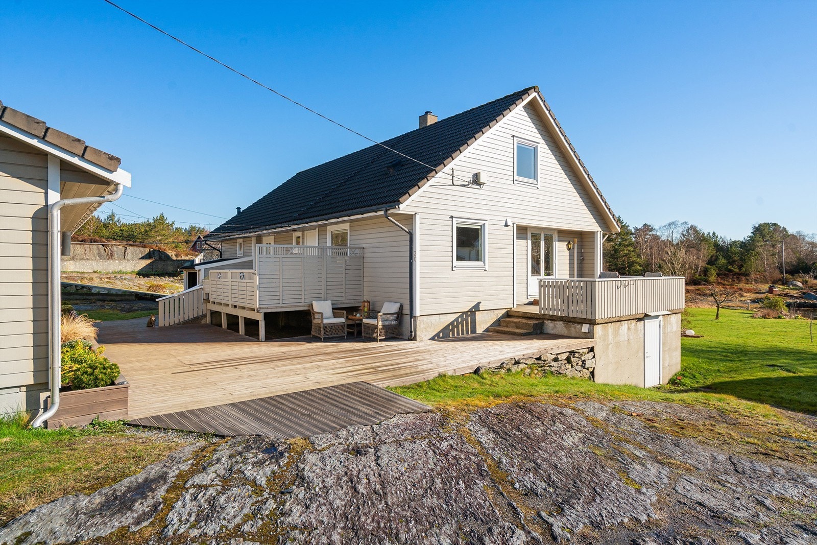 På fremsiden av boligen er det etablert terrassearealer på til sammen ca. 74 m². Galleribilde