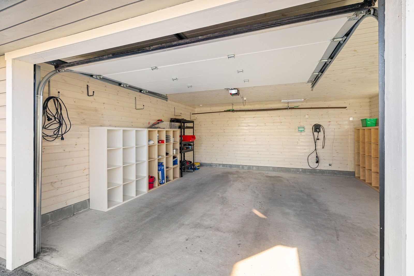 Innvendig i garasjen er det god plass til bil og oppbevaring. Galleribilde