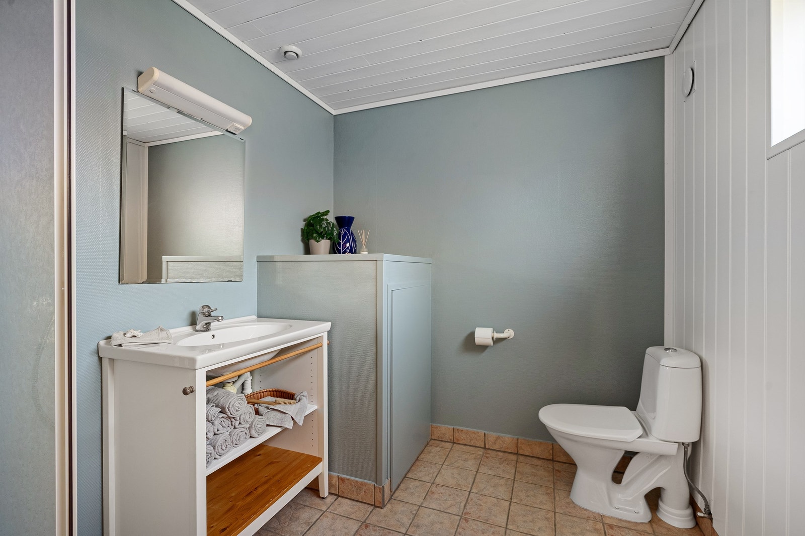 Badet i underetasjen er fra 2001 og har flislagt gulv med gulvvarme. Galleribilde