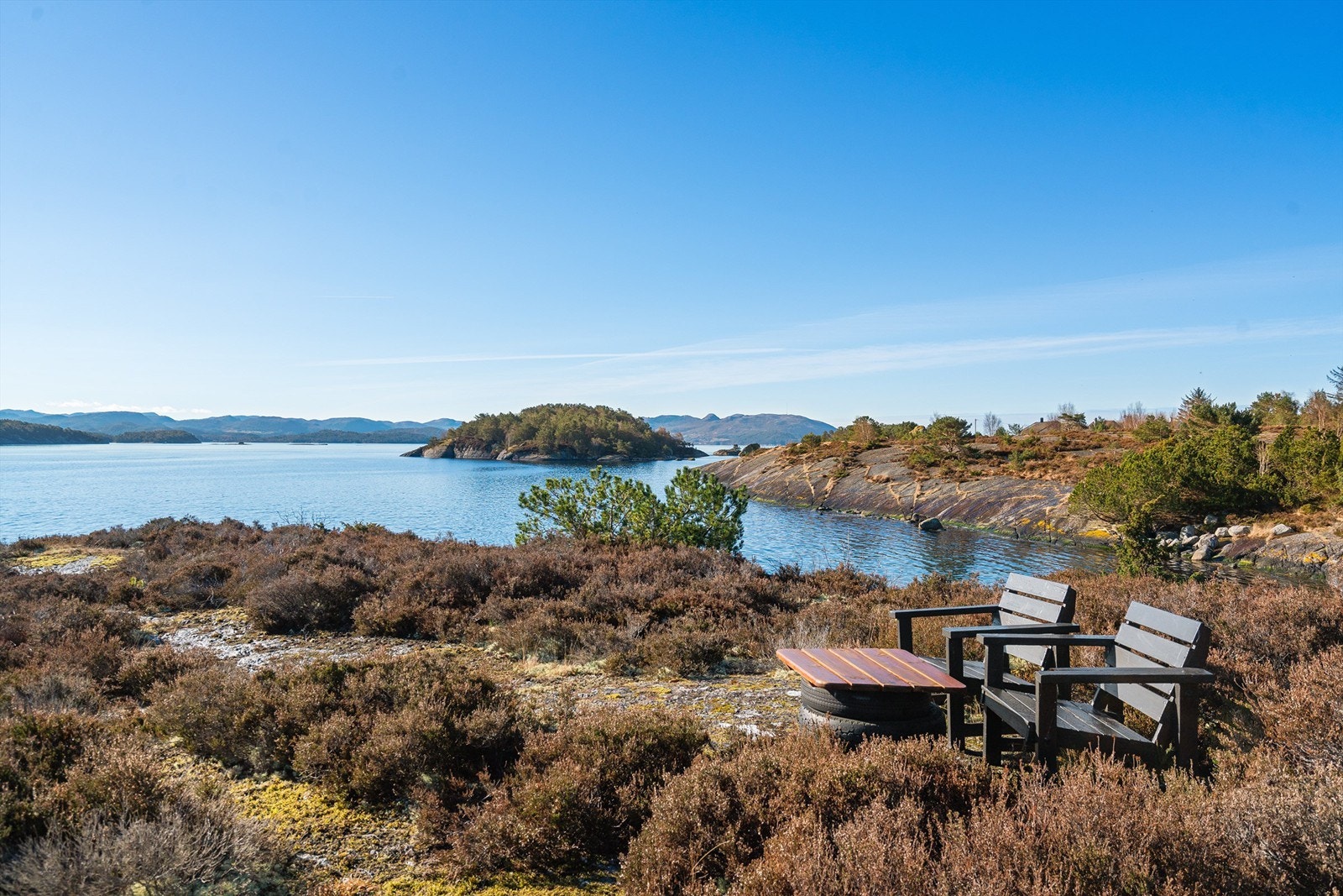 I nærområdet er det flotte svaberg og turområder. Galleribilde