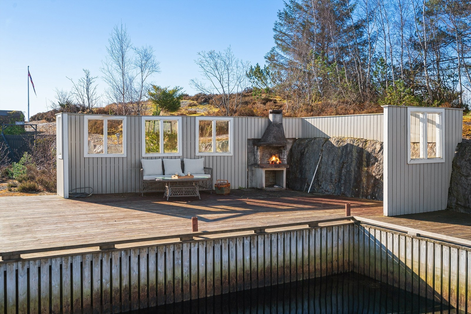På bryggen er det en lun og usjenert uteplass med utegrill. Galleribilde