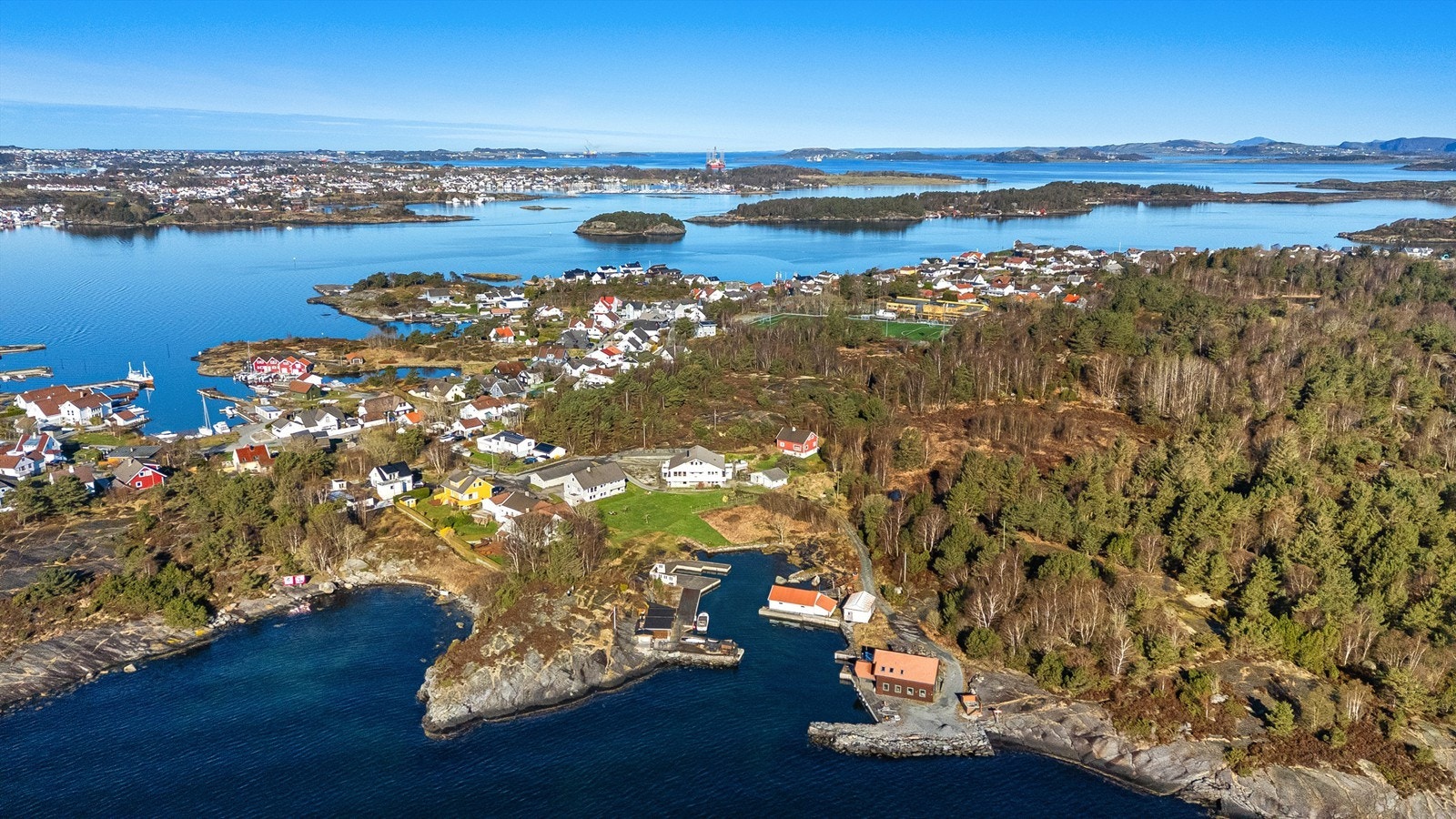 Vassøy er en idyllisk øy med spredt bebyggelse og mye natur. Her skimtes skolen og kunstgressbanen midt på øya Galleribilde