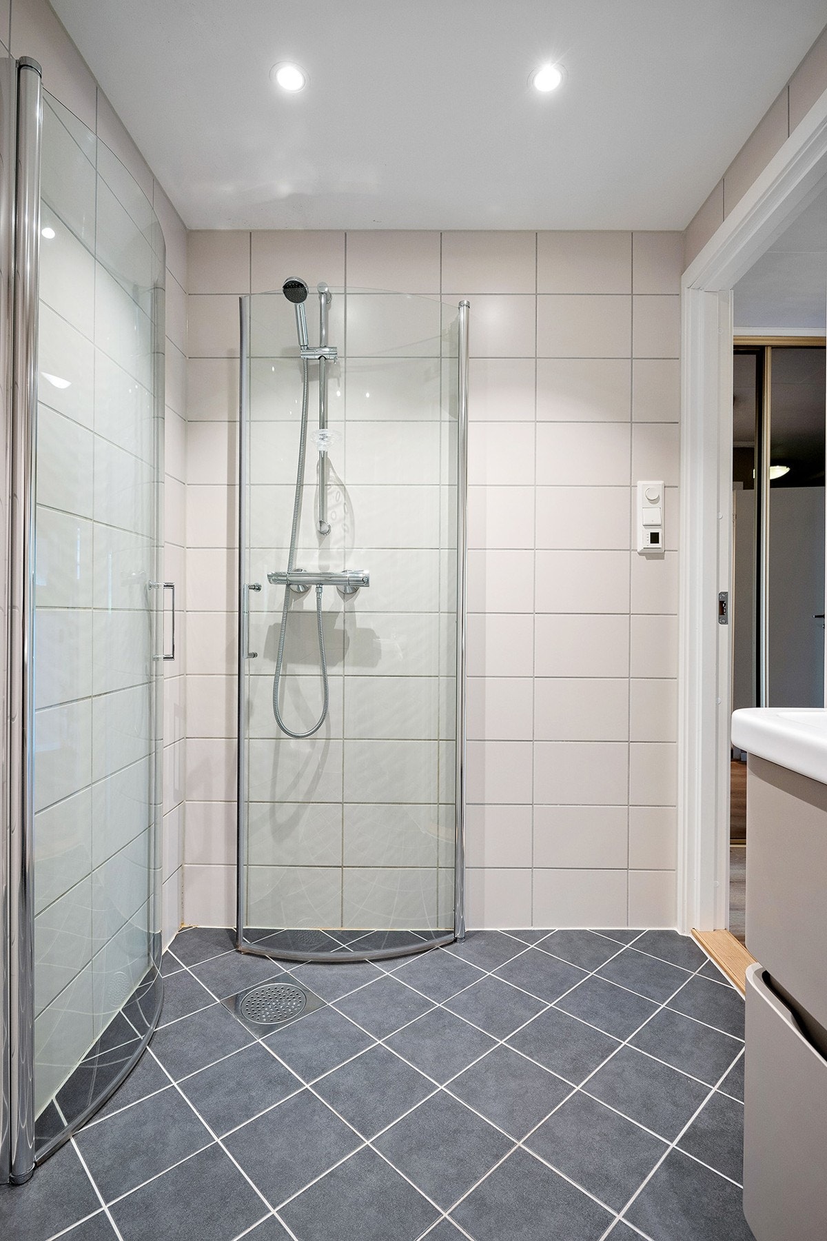Pent flislagt bad med varmekabler og downlights i regi borettslaget i 2020 Galleribilde