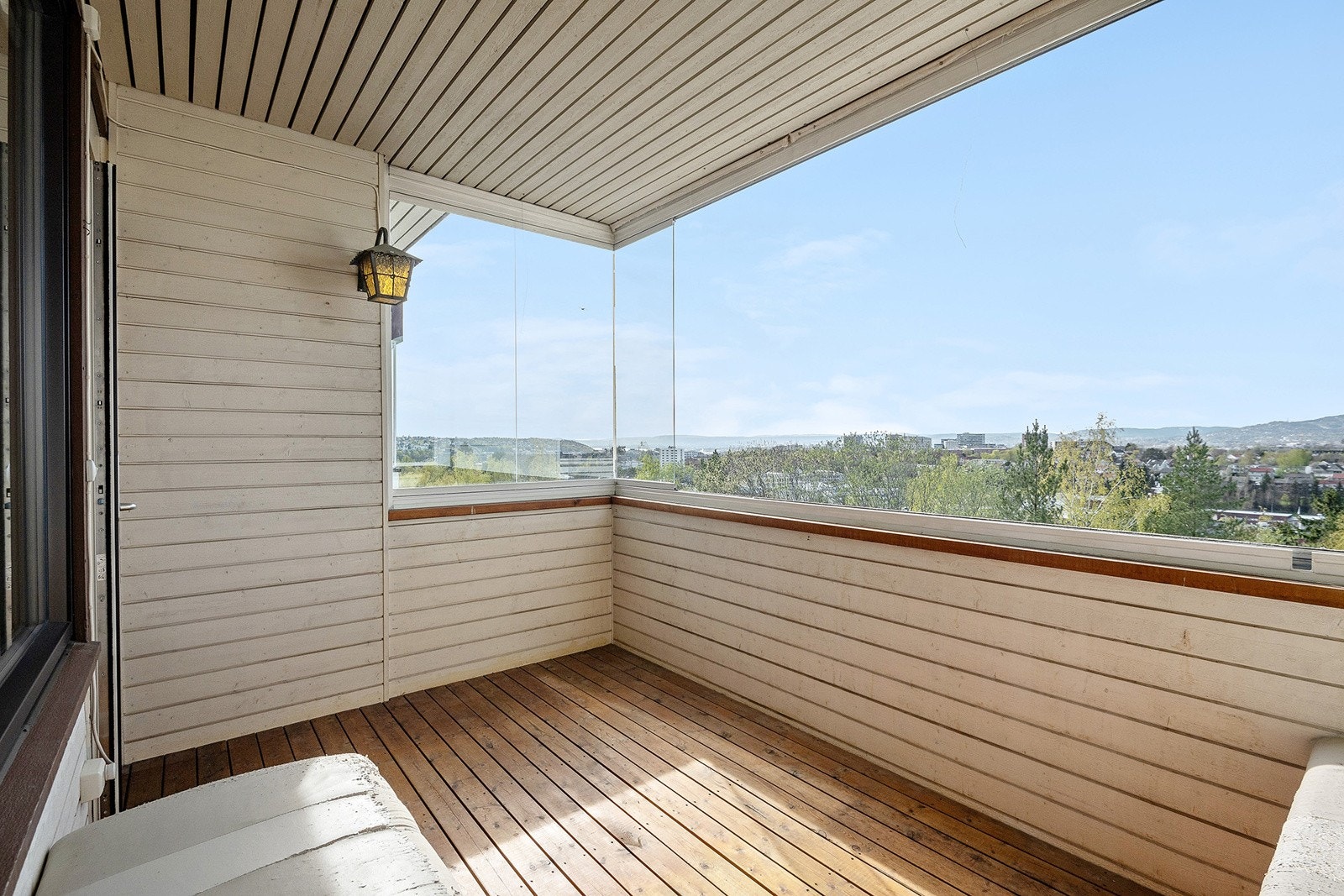 Balkongen er innglasset og forlenger balkongsesongen Galleribilde