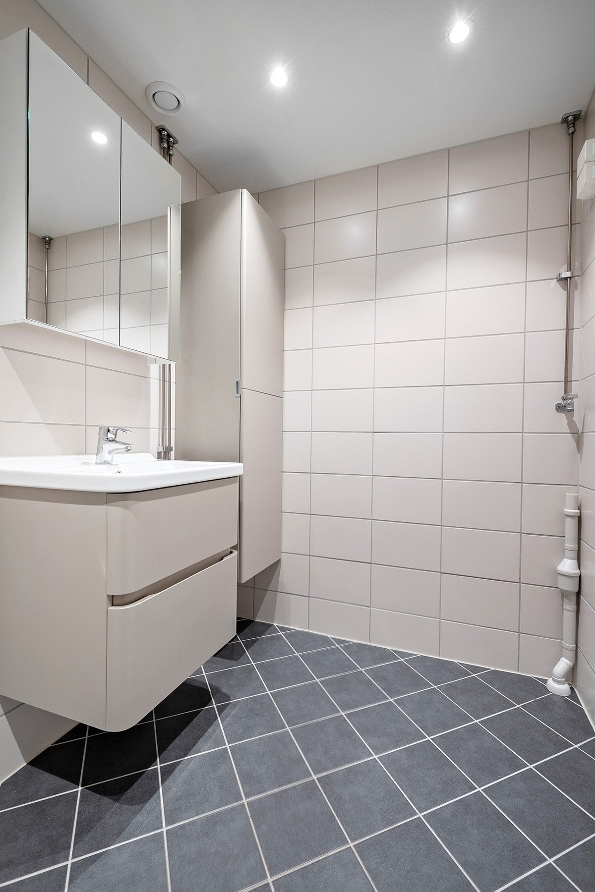 Pent flislagt bad med varmekabler og downlights i regi borettslaget i 2020 Galleribilde
