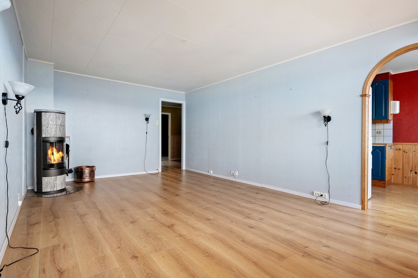 Leiligheten er lys og gjennomgående. Nydelig peisovn for hygge og kjølige dager! Galleribilde