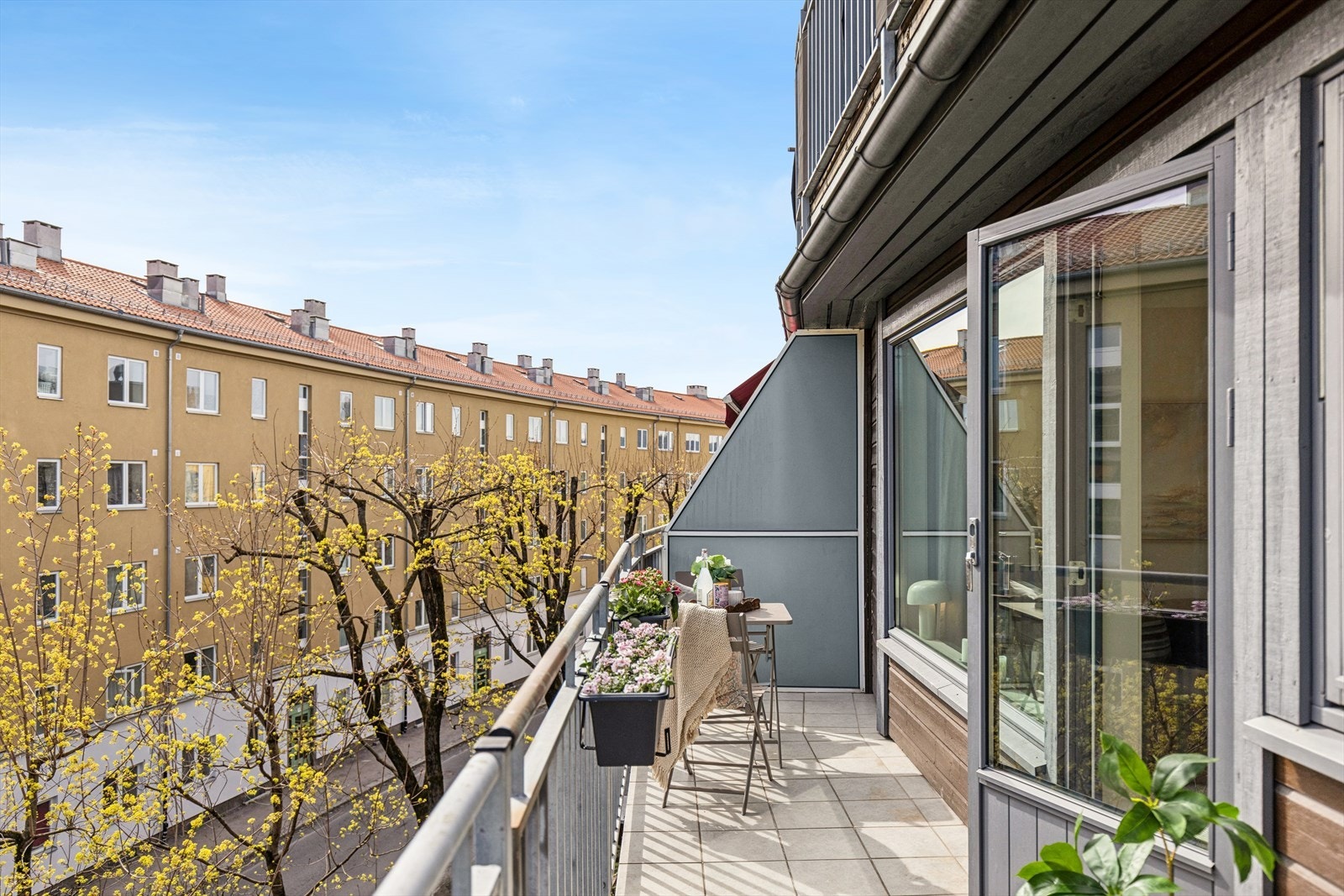 Solrik, skjermet balkong med utsyn Galleribilde