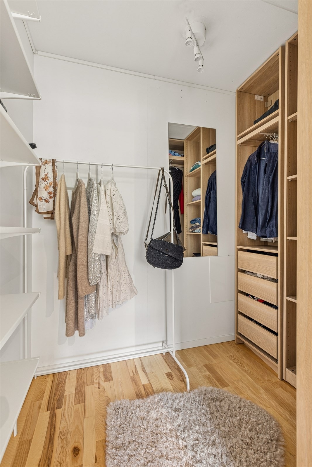 Hovedsoverom har direkte tilgang til walk-in closet Galleribilde