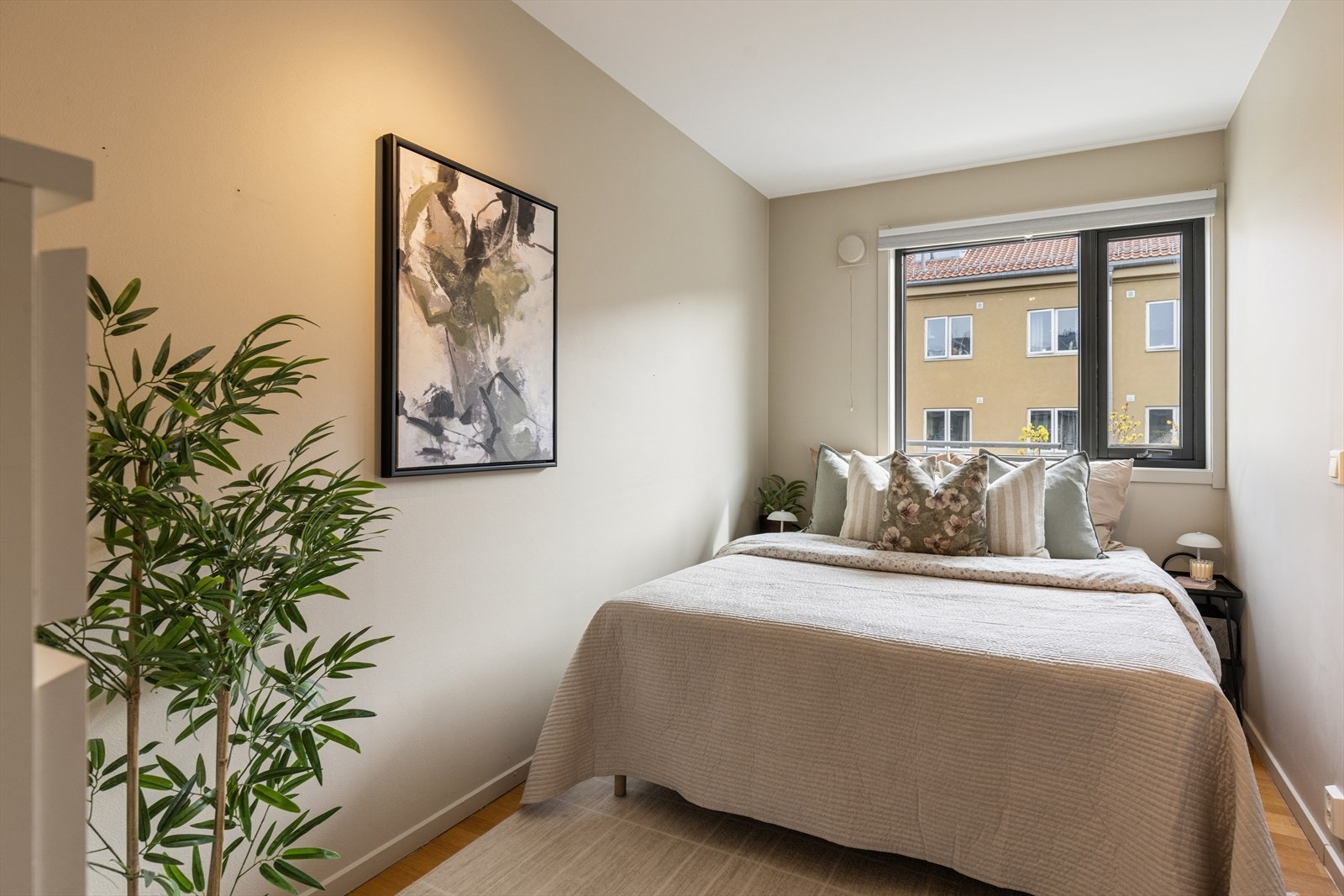 Leiligheten har to soverom malt i delikat farge Galleribilde