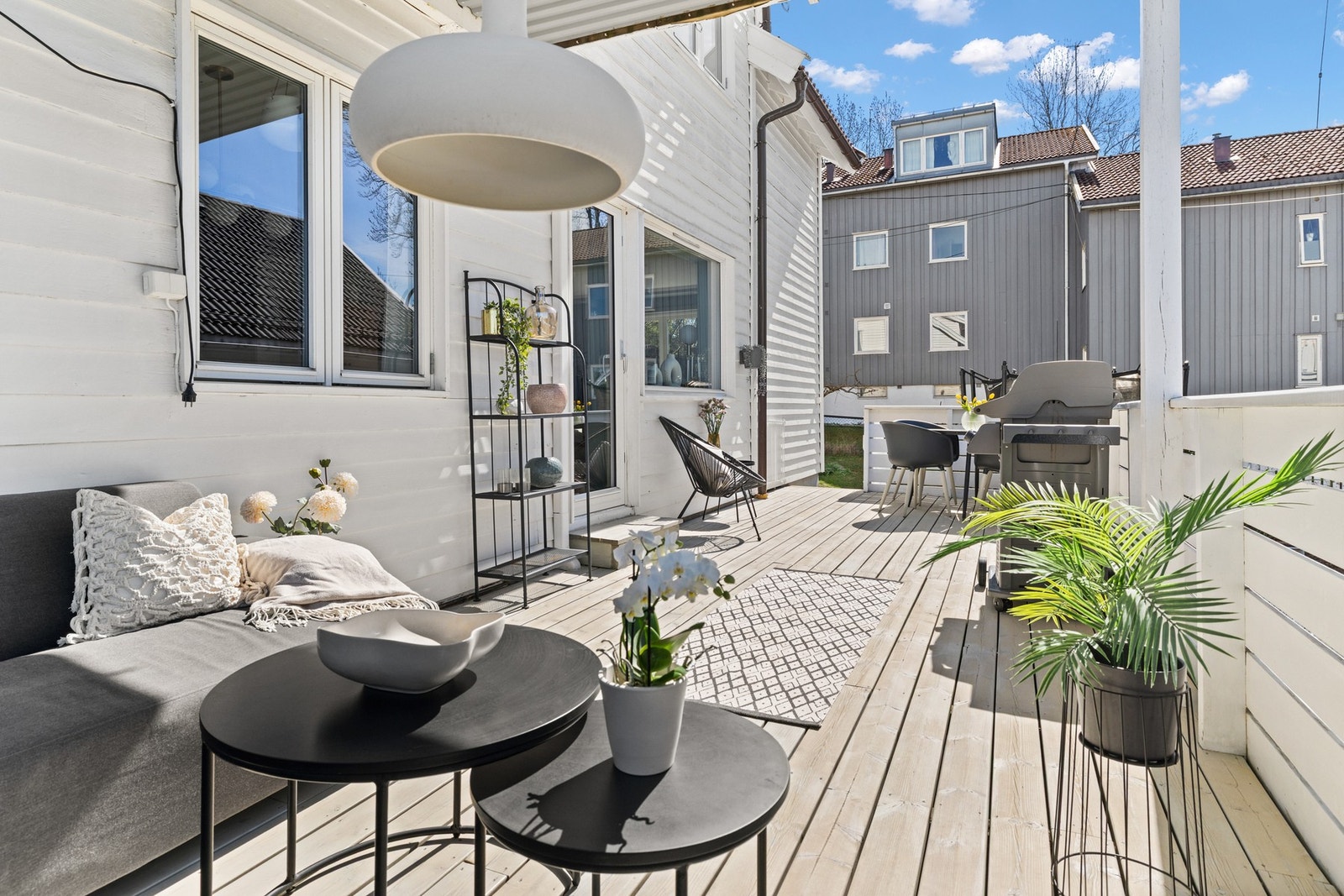 Vestvendt terrasse på utsiden av stue. Det er videre adkomst til hage på sydsiden. Galleribilde