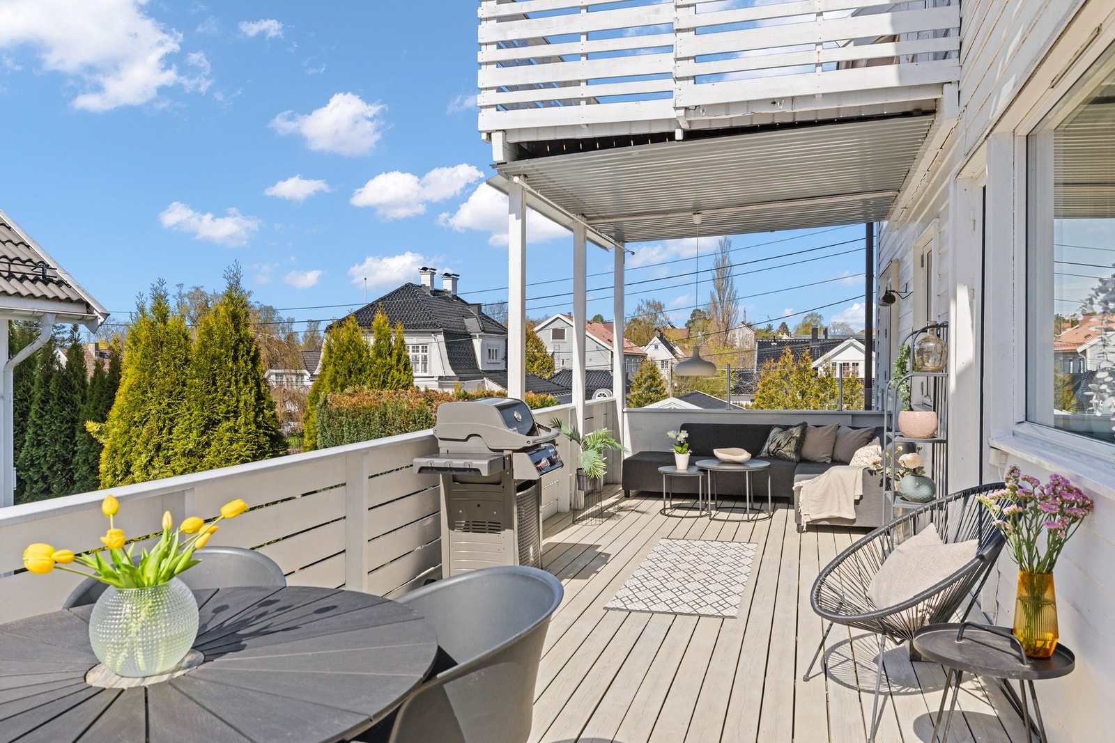 Terrasse er delvis overbygget, noe som er praktisk samt at det skaper en lun atmosfære. Galleribilde