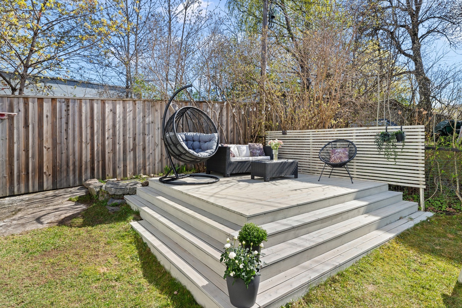 Terrasseplatting på ca. 12 m² i hagen. Galleribilde