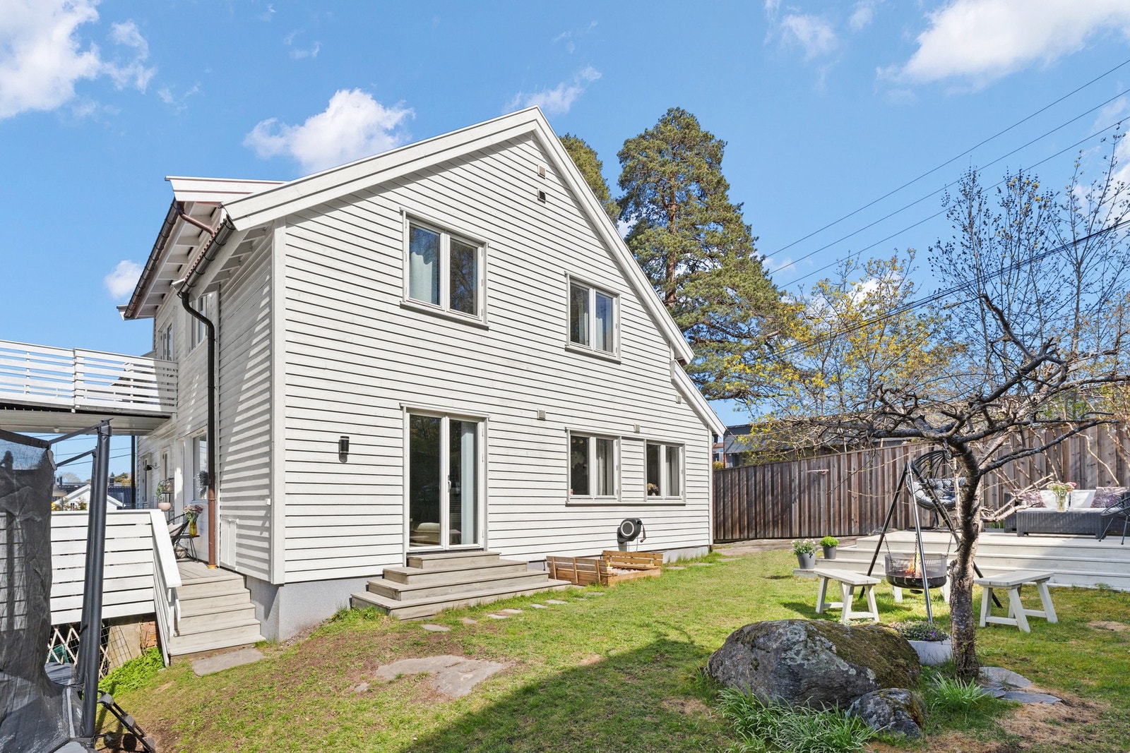 Boligen ble tilbygget i 2020 og har en god grunnflate med 97 m² i 1. etasje, samt 22 kvm i kjeller. Galleribilde
