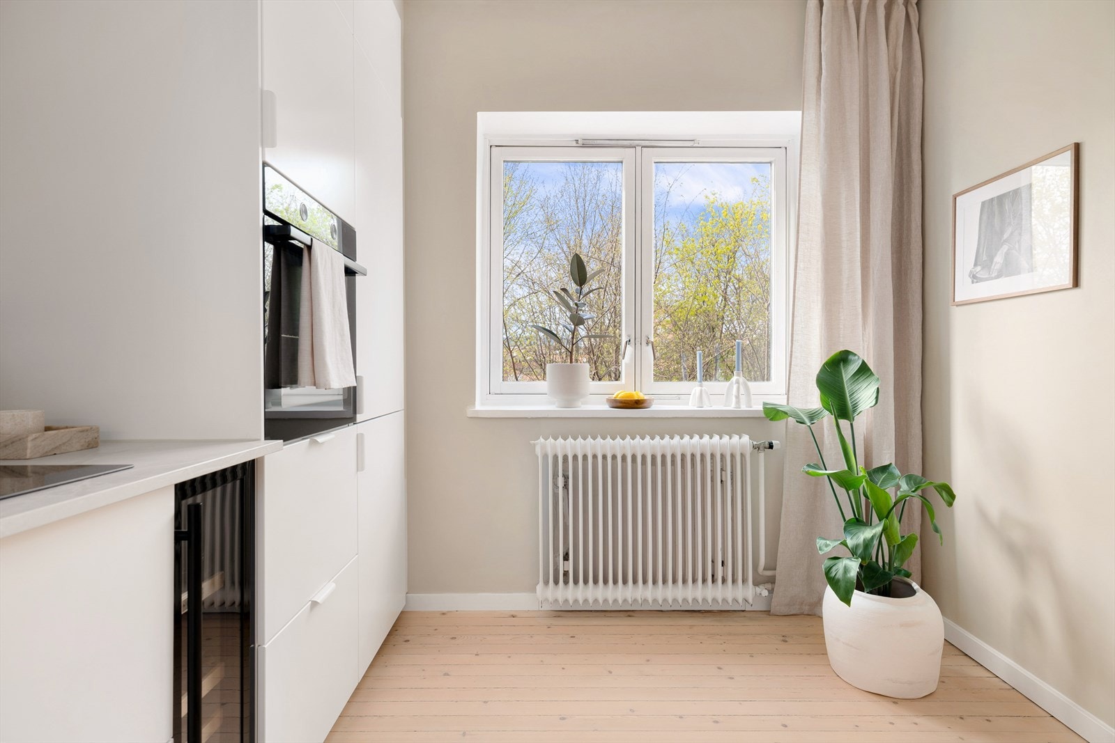 På kjøkkenet er det plass til en liten spise gruppe eller barstolløsning om ønskelig. Galleribilde