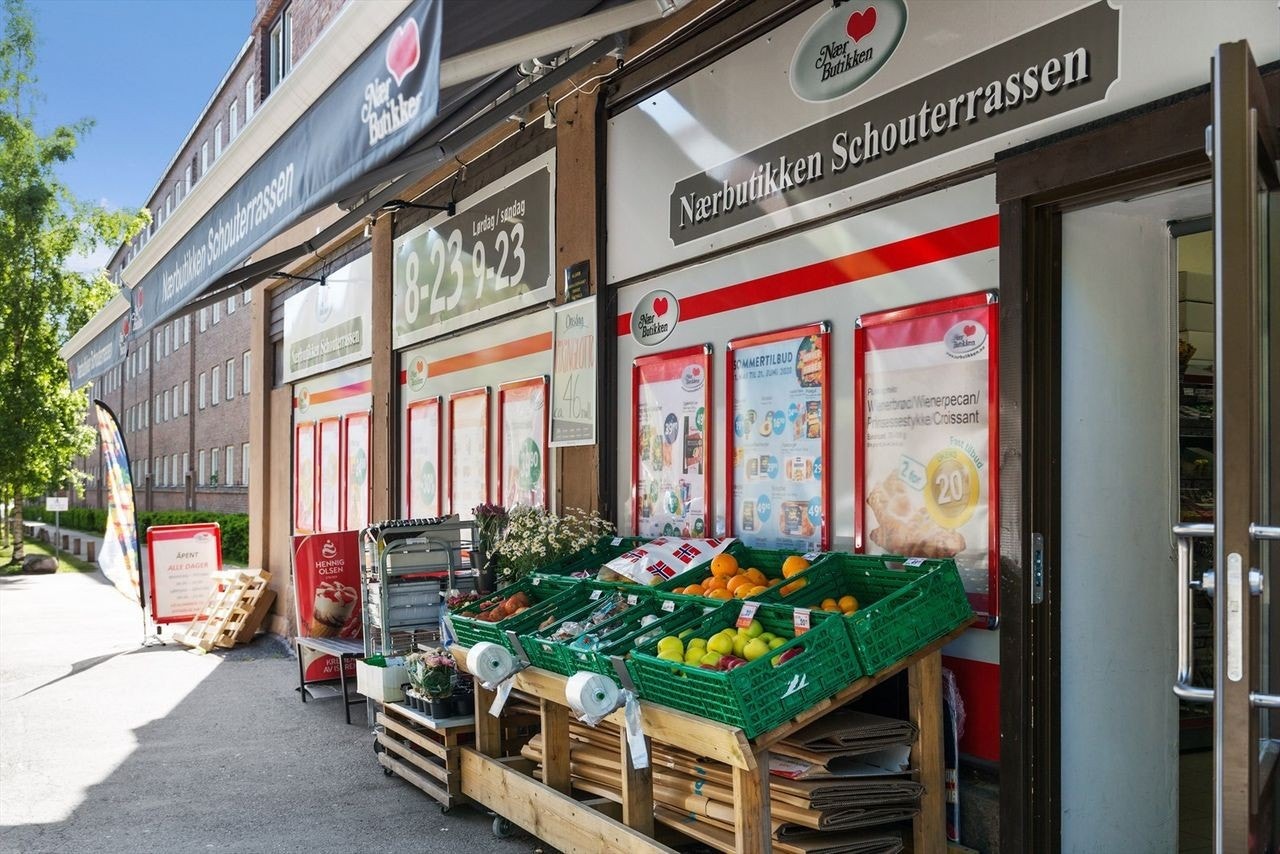 Lokal nærbutikk i Schouterrassen ligger 50 meters gange fra boligen- Deilig med søndagsåpen butikk! Galleribilde
