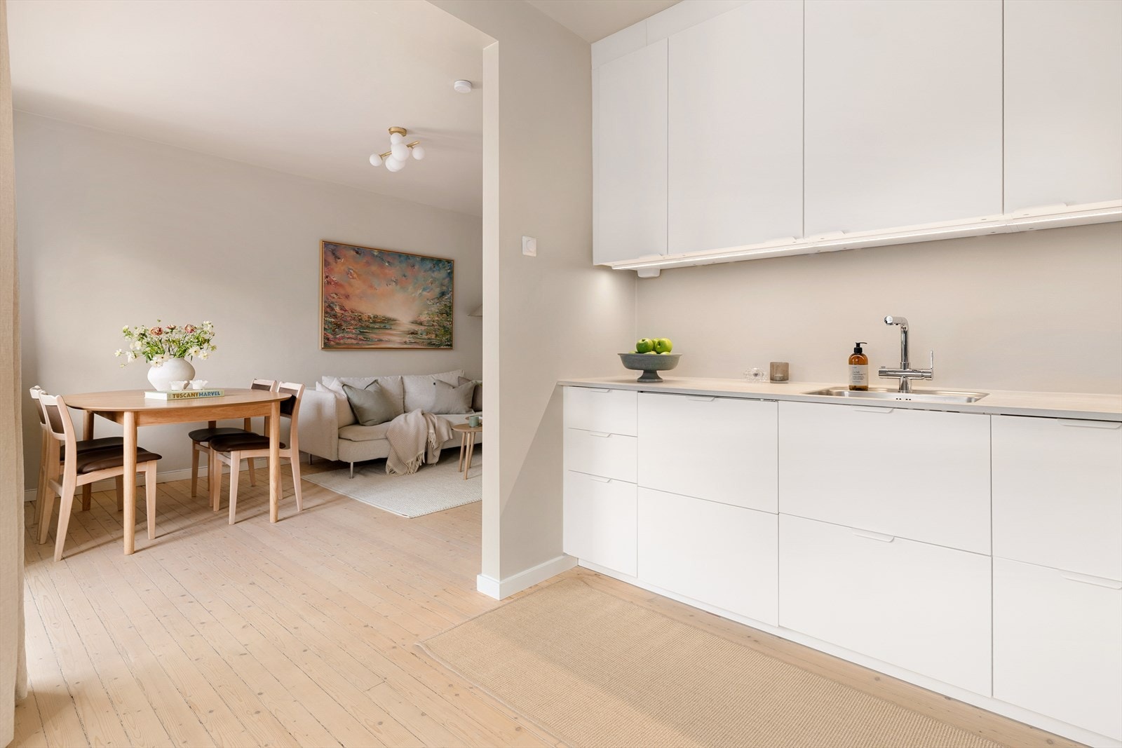 Åpen stue/kjøkken løsning gir deg et stort oppholdsrom og rikelig med boltreplass. Galleribilde