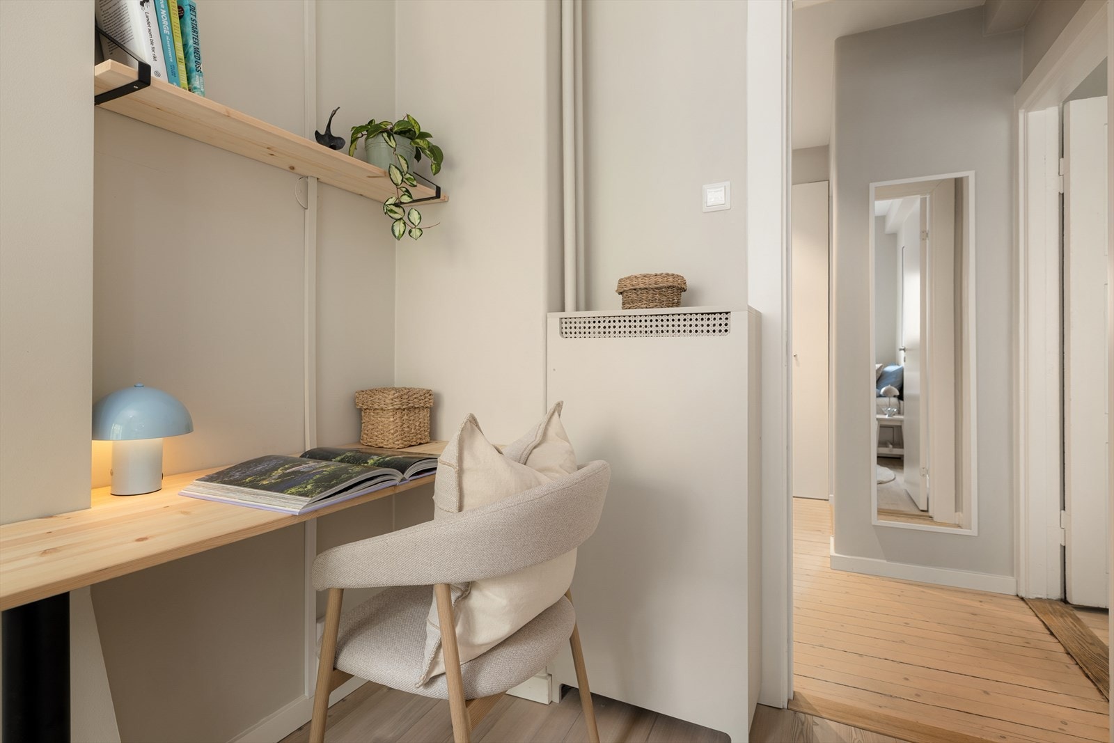 Det er laget til en plassbygget kontorløsning for deg som sitter på hjemmekontor. Galleribilde